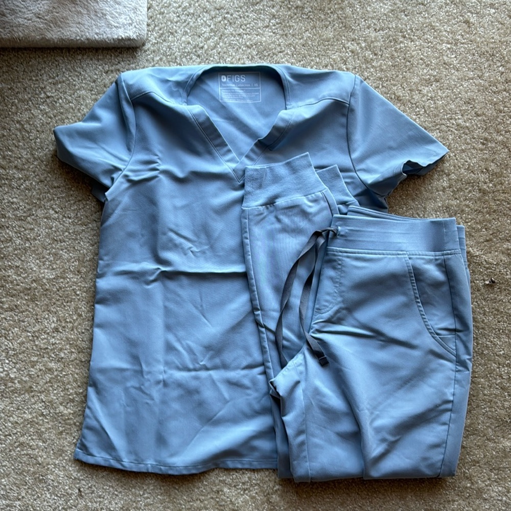 Figs dusty blue xs top and small petite Zamora joggers